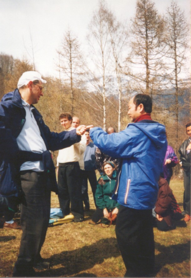 Mistrz Ming ze Stefano, nauczycielem Tai Chi Kung z Brescii praktykuje Man Tap Sao. Sampeyre 1996