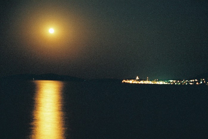 Pełnia Księżyca widziana z półwyspu Pelješac w Chorwacji. Na prawo miejscowość Korčula na wyspie Korčula. fot. Michał Choński